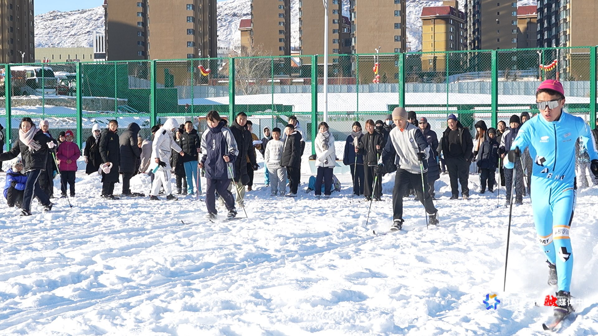 越野滑雪接力赛中参赛选手勇争第一。